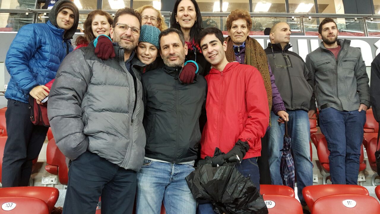 בני משפחת רפפורט באיצטדיון. הפועל באר שבע מכבדת את אריה ז''ל (צילום: באדיבות אורי בינדר)